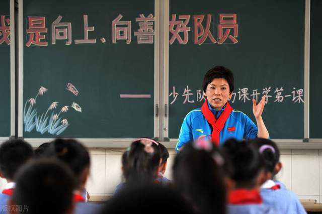 律师丈夫无视她作为知识女性的权利，把她当成笼中之鸟而严加管制:不准和男性说话、不准读书看报、不准和外界联系，并随时对妻子进行伊斯兰的正统思想教育。